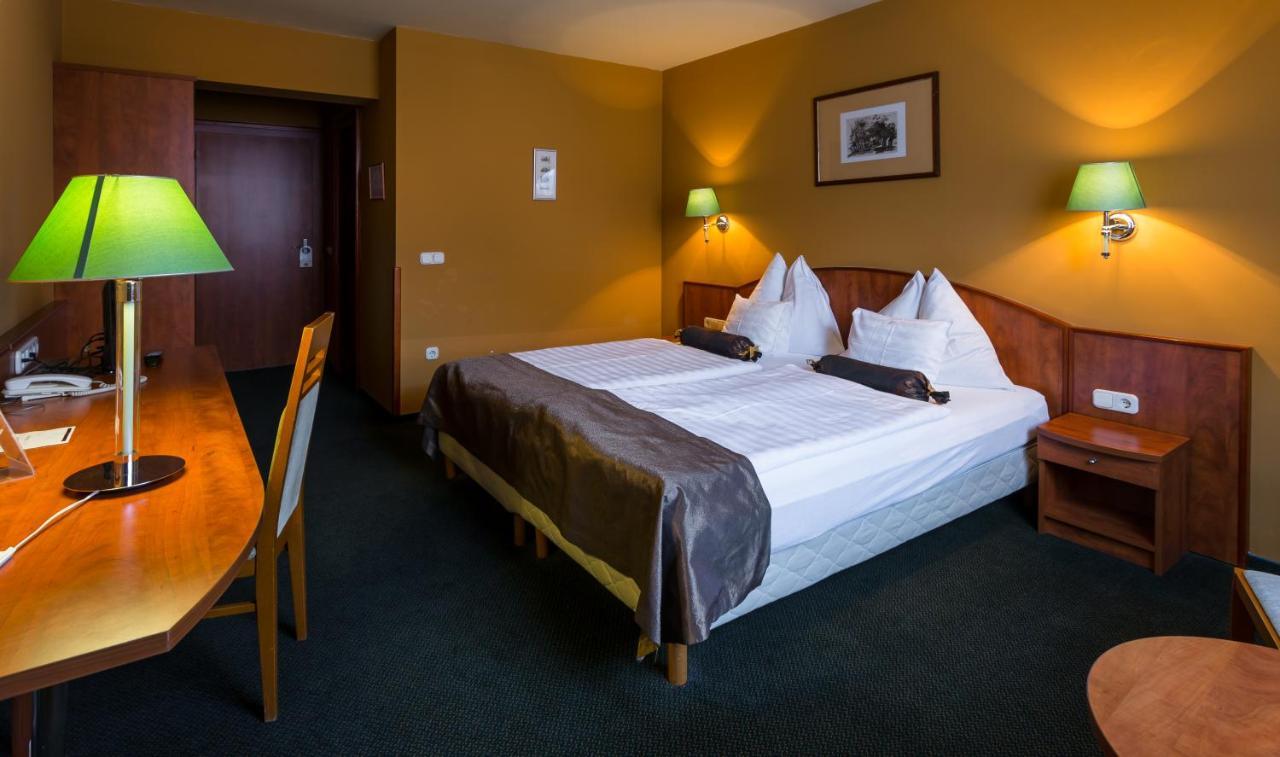 Hotel Gottwald Тата Екстериор снимка