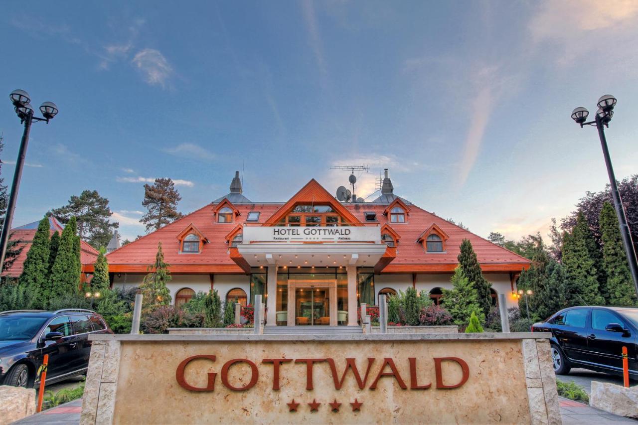 Hotel Gottwald Тата Екстериор снимка