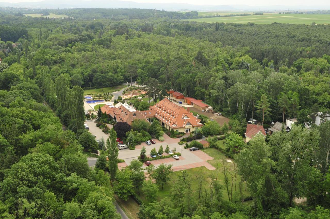 Hotel Gottwald Тата Екстериор снимка